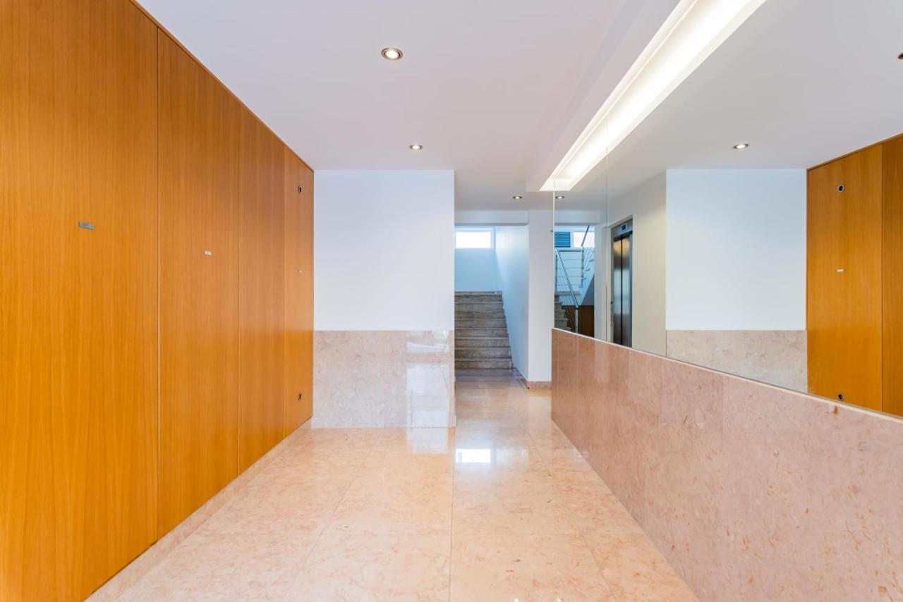 Center Penthouse Apartment *